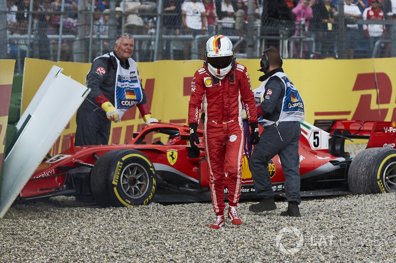 Sebastian Vettel, Ferrari SF71H, s'éloigne de sa voiture après s'être écrasé en tête