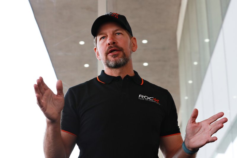 Fredrik Johnsson s'entretient avec les pilotes ROC