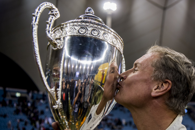 Le gagnant David Coulthard célèbre avec son trophée