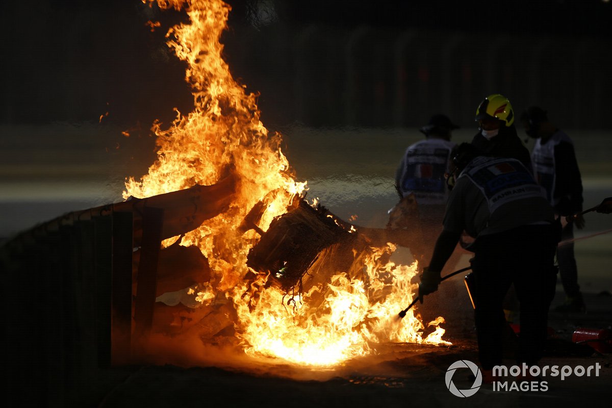 Les maréchaux éteignent les flammes après un gros crash de Romain Grosjean, Haas VF-20, dans le premier tour