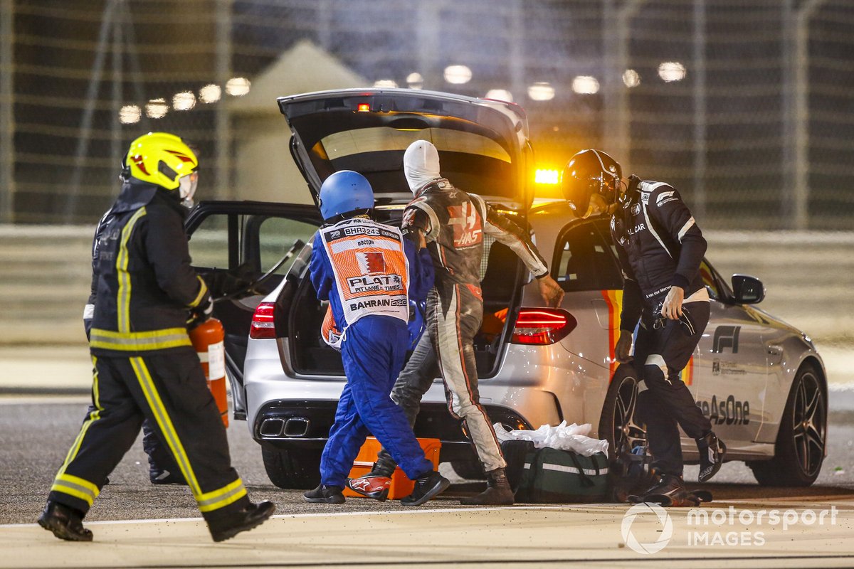 Des délégués médicaux assistent Romain Grosjean, Haas F1, après son énorme crash au premier tour