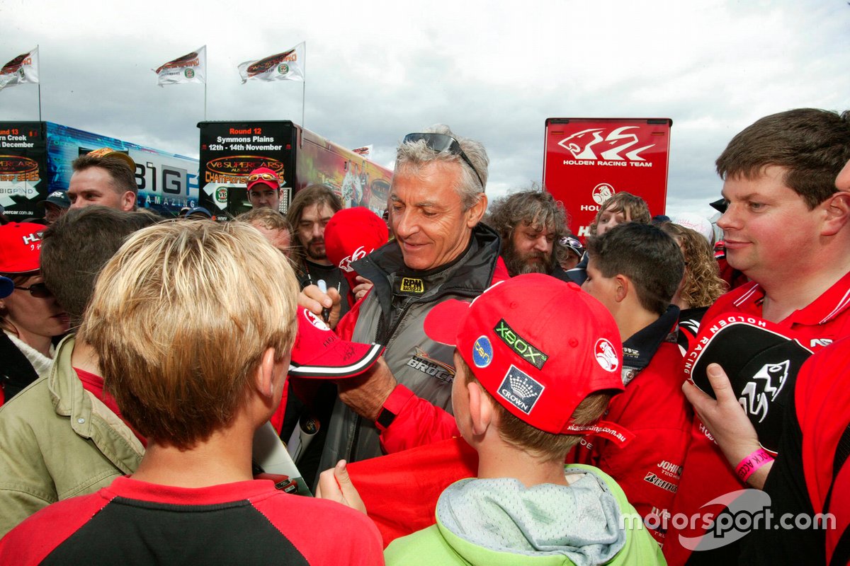 Peter Brock signe des autographes pour les fans