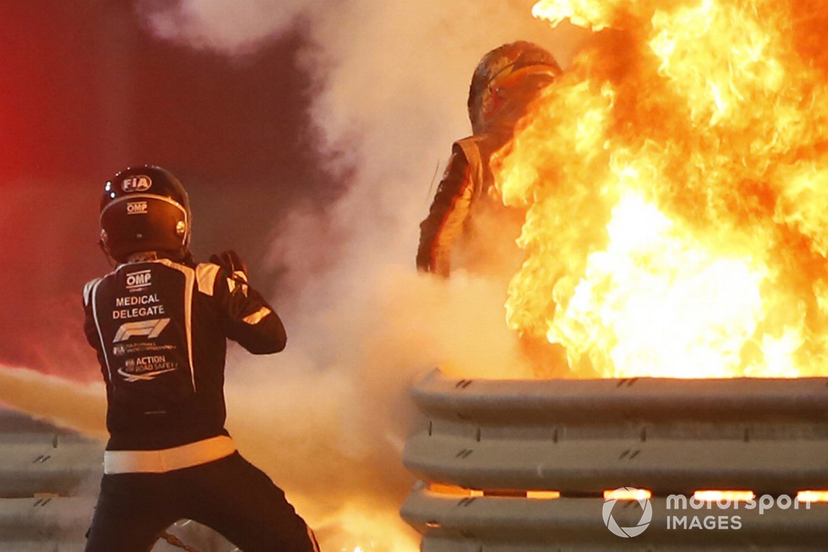 Romain Grosjean, Haas F1, sort des flammes après un horrible accident dans le premier tour du Grand Prix de Bahreïn.  Les maréchaux éteignent le feu