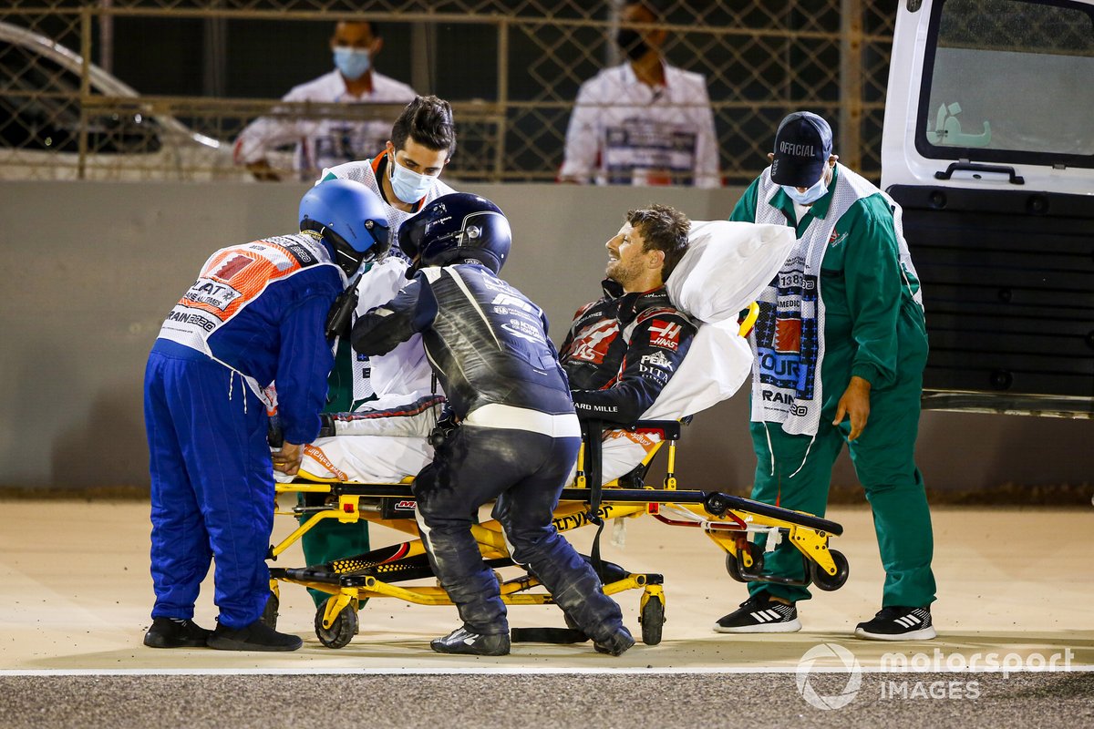 Romain Grosjean, Haas F1, est emmené sur une civière après sa chute au premier tour