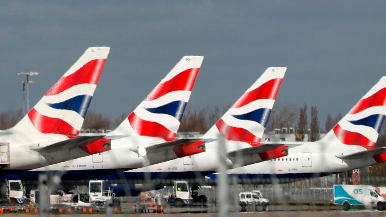 Cette photo montre des avions de British Airways échoués au terminal 5 de l'aéroport d'Heathrow, dans l'ouest de Londres, le 16 mars 2020. 