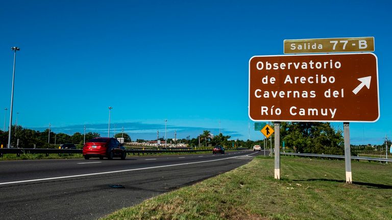 Un panneau routier indicatif vers l'Observatoire d'Arecibo est vu sur l'autoroute à Arecibo, Porto Rico le 1er décembre 2020. - Le télescope de l'Observatoire Arecibo à Porto Rico, qui a déjà joué dans un film de James Bond, s'est effondré le 1er décembre 2020 lorsque son La plate-forme de réception de 900 tonnes est tombée de 140 mètres (450 pieds) et s'est écrasée sur l'antenne radio ci-dessous.  Les ingénieurs avaient récemment mis en garde contre l'état décrépit de l'énorme structure, et la National Science Foundation (NSF) des États-Unis a annoncé le mois dernier