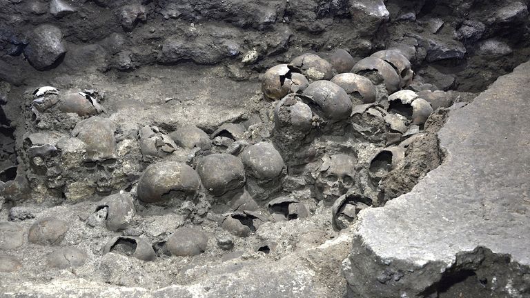 Partie d'une tour aztèque de crânes humains