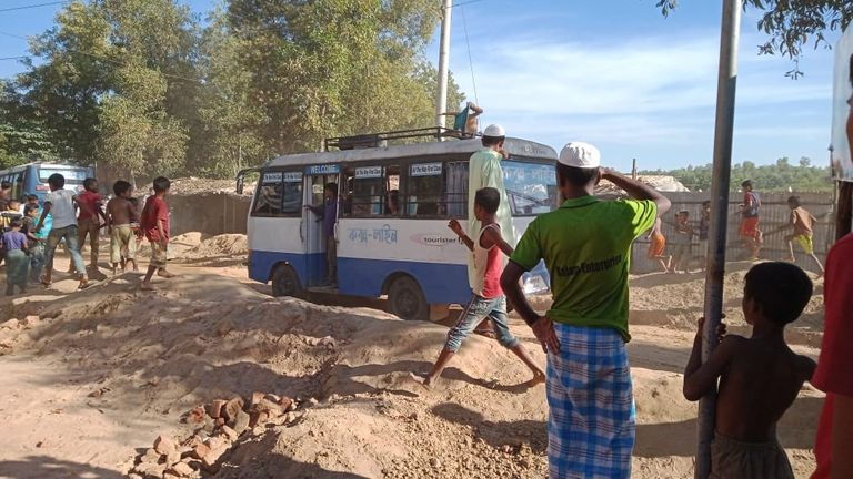 Réfugiés rohingyas dans le camp de Cox's Bazar, car certains d'entre eux sont mis en autocar et envoyés sur une île isolée.  photos de Neville Lazarus qui a un contact dans le camp. 