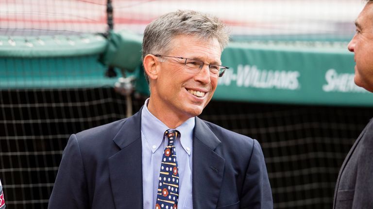 CLEVELAND, OH - 30 juillet: Propriétaire et PDG des Indians de Cleveland Paul Dolan avant l'intronisation au Temple de la renommée avant le match entre les Indians de Cleveland et l'Oakland Athletics au Progressive Field le 30 juillet 2016 à Cleveland, Ohio.  (Photo de Jason Miller / Getty Images)