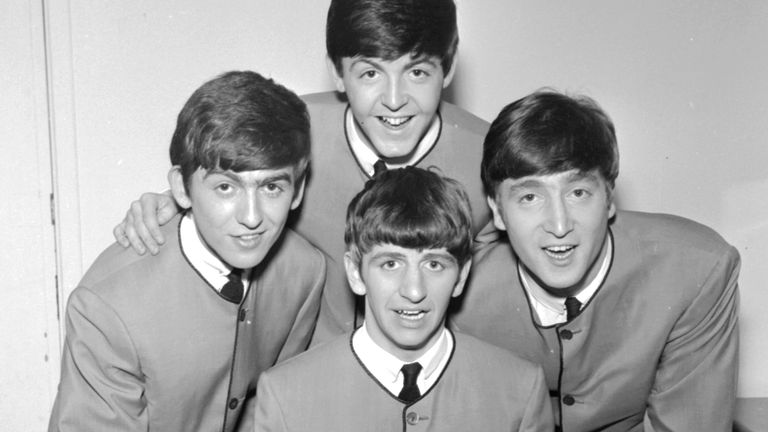 Les Beatles posent pour un premier portrait de groupe portant des vestes sans col Pierre Cardin, (dans le sens des aiguilles d'une montre à partir de la gauche) George Harrison, Paul McCartney, John Lennon, Ringo Starr, 1963. (Photo par Harry Hammond / V & A Images / Getty Images)