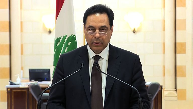 Une capture d'image obtenue de la chaîne de télévision publique libanaise Tele Liban le 10 août 2020 montre le Premier ministre Hassan Diab annonçant la démission de son gouvernement au milieu de l'indignation populaire suscitée par l'explosion meurtrière du port de Beyrouth.  - Le Premier ministre libanais Hassan Diab a démissionné, alors que l'opposition montait à l'intérieur et à l'extérieur de son gouvernement suite à une explosion meurtrière dans un port qu'il a imputée à l'incompétence et à la corruption d'une classe dirigeante vieille de plusieurs décennies.  (Photo par - / Télé Liban / AFP) (Photo par - / Télé Liban / AFP via Getty Ima