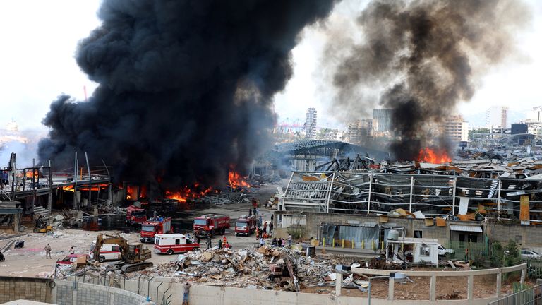 Une vue montre le site d'un incendie qui s'est déclaré dans la zone portuaire de Beyrouth, au Liban, le 10 septembre 2020. REUTERS / Mohamed Azakir