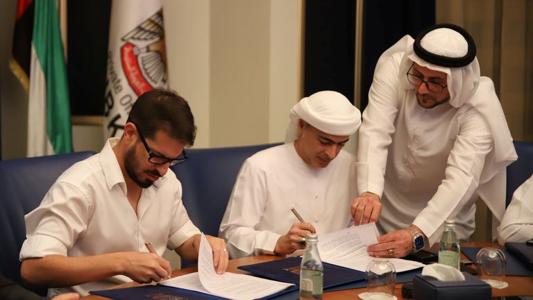 Moshe Hovav, propriétaire du Sheikh Hamad Bin Khalifa Al Nahyan et du Beitar Jerusalem FC, signent un accord 