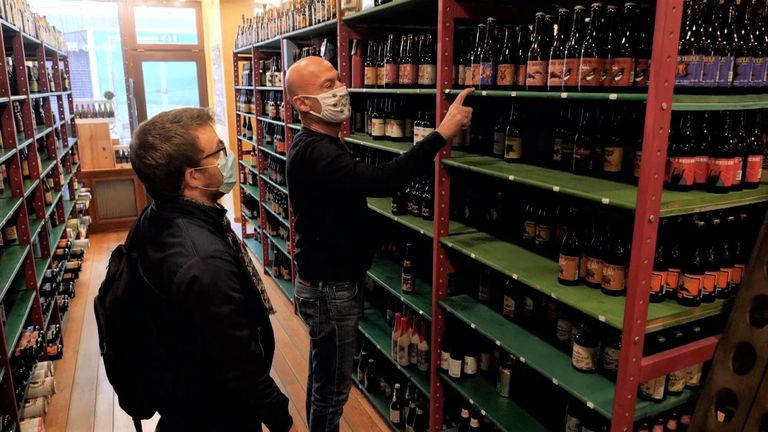 Beer Mania est une institution bruxelloise.  Sous les restrictions de coronavirus, le bar a dû fermer mais le magasin est toujours ouvert, bien que la fréquentation soit faible.  Le fondateur de Beer Mania, Michael Eftekhari, nous dit qu'il chérit les quelques clients qu'il voit maintenant personnellement.  Il a perdu 90% de son métier et a dû s'adapter.