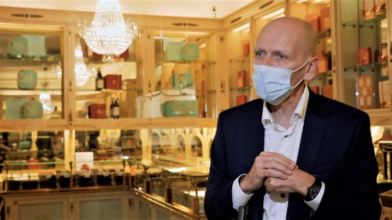Neuhaus est l'un des producteurs de chocolat les plus anciens et les plus célèbres du pays et le PDG de la société, Ignace Van Doorselaere, affirme qu'il occupe une place particulière dans la culture belge.

