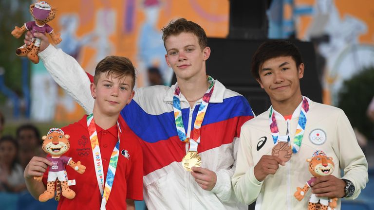 La médaille d'argent b-boy de la France Martin (L), la médaille d'or b-boy de la Russie Bumblebee (C) et la médaille de bronze b-boy du Japon Shigelix (R) posent sur le podium aux Jeux Olympiques de la Jeunesse à Buenos Aires, Argentine, le 08 octobre 2018.