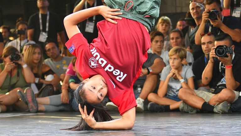 Logistx (Elann Logan Edra) des États-Unis joue sur la scène de la finale du break dance aux Jeux urbains mondiaux à Budapest, Hongrie le 14 septembre 2019. 
