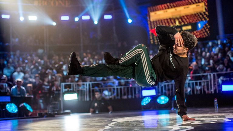 PARIS, FRANCE - 29 NOVEMBRE: (UTILISATION ÉDITORIALE UNIQUEMENT) Dans ce document image fournie par Red Bull, Victor Bernudez Moltavo des États-Unis participe à la finale mondiale du Red Bull BC One Breakdancing à La Grande Halle de la Villette le 28 novembre 2014 à Paris, France.  (Photo de Dean Treml / Red Bull via Getty Images)