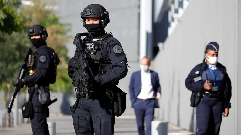 La police sécurise une entrée au palais de justice