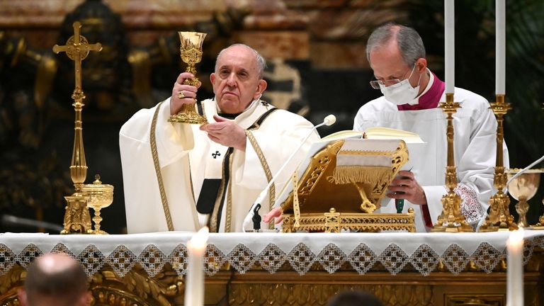 Le pape François dirige la messe la veille de Noël dans la basilique Saint-Pierre au milieu de la pandémie de maladie à coronavirus (COVID-19) au Vatican le 24 décembre 2020. Vincenzo Pinto /? Pool via REUTERS