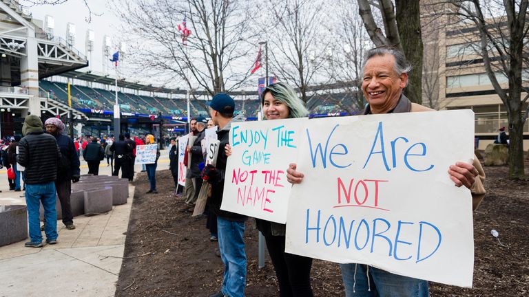 Les manifestants expriment leur désapprobation du chef des Indiens de Cleveland Wahoo