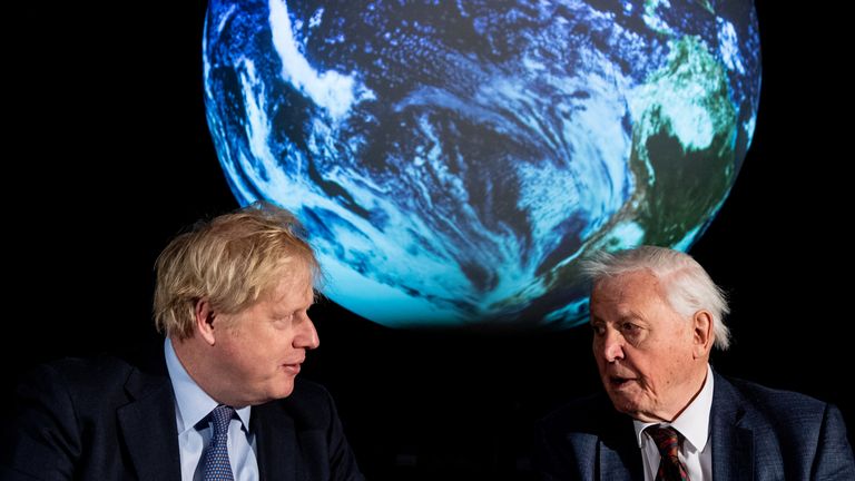 Photo de fichier en date du 04/02/20 du Premier ministre Boris Johnson (à gauche) et Sir David Attenborough lors du lancement du prochain Sommet des Nations Unies sur le climat de la COP26 au Science Museum, Londres.  Le 13 décembre 2020 marque le premier anniversaire de la victoire de M. Johnson aux élections générales.