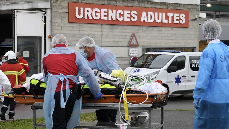 Le personnel médical prend en charge un patient infecté par le nouveau coronavirus Covid-19 à son arrivée par hélicoptère après son transfert de Lyon au CHU de Strasbourg, dans l'est de la France, le 12 novembre 2020 (Photo de FREDERICK FLORIN / AFP) ( Photo par FREDERICK FLORIN / AFP via Getty Images)