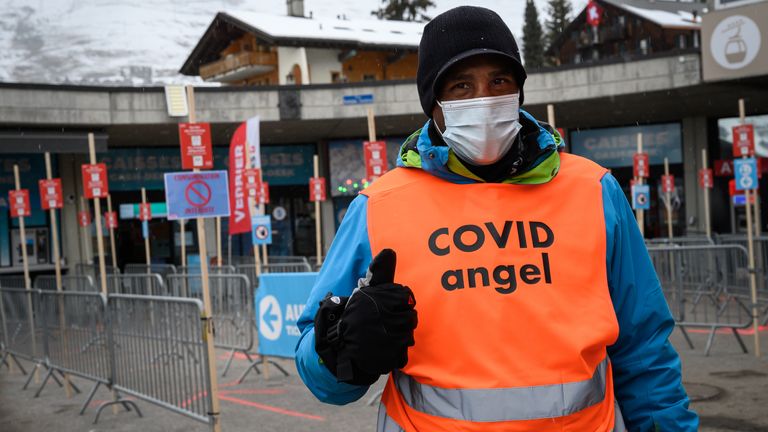Un `` ange '' COVID qui rappelle aux skieurs les consignes de sécurité relatives aux coronavirus