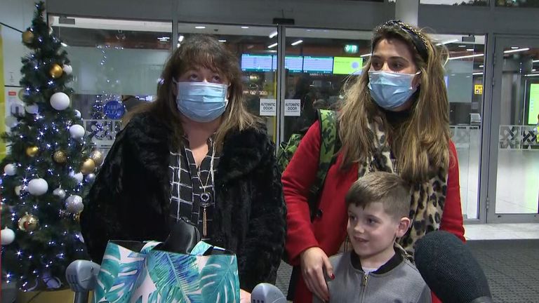 Saffron Werfelli, sa mère Caroline et son jeune fils Alex, étaient également à bord du Ryanair FR520 de Stansted et se frayaient un chemin dans le hall des arrivées presque vide du terminal 1 de Dublin.