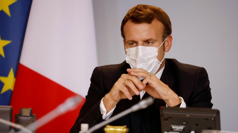 TOPSHOT - Le président français Emmanuel Macron préside une vidéoconférence avec des dirigeants d'entreprises étrangères le 6 novembre 2020 à l'Elysée à Paris, dans le cadre d'un 