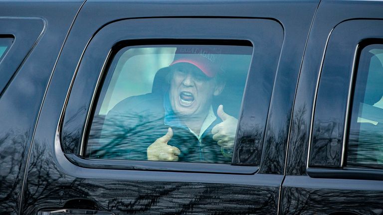 Donald Trump lève le pouce vers les supporters alors qu'il quitte le Trump National Golf Club