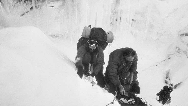 Doug Scott et Hamish MacInnes dans une cascade de glace sur le mont Everest
