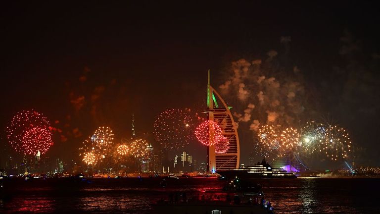 Les célébrations des feux d'artifice du Nouvel An sont vus au-dessus de la ligne d'horizon de Dubaï avec le Burj Al Arab (R) et Burj Khalifa (L), le plus haut bâtiment du monde, le 31 décembre 2019 (Photo par GIUSEPPE CACACE / AFP) (Photo par GIUSEPPE CACACE / AFP via Getty Images)