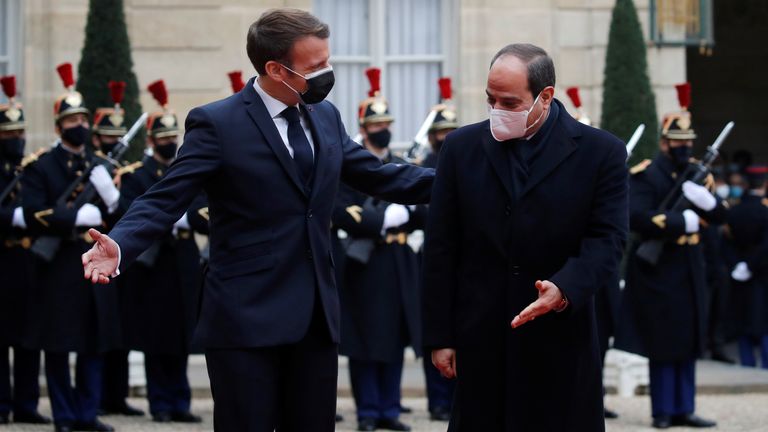 Le président français Emmanuel Macron accueille le président égyptien Abdel Fattah al-Sissi à l'Elysée à Paris lors de sa visite officielle en France