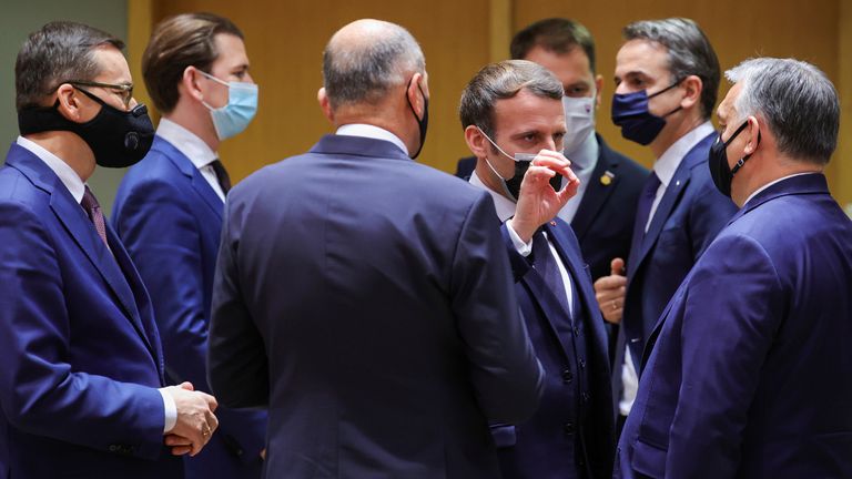 Le président français Emmanuel Macron s'entretient avec le Premier ministre hongrois Viktor Orban aux côtés du Premier ministre polonais Mateusz Morawiecki, du chancelier autrichien Sebastian Kurz et du Premier ministre grec Kyriakos Mitsotakis lors d'un sommet de l'UE à Bruxelles, en Belgique