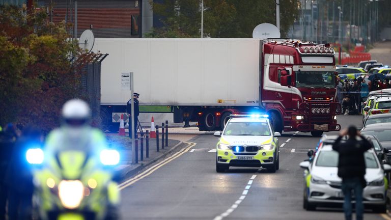 La scène où des corps ont été découverts dans un conteneur de camion, à Grays, Essex