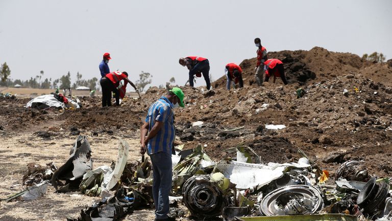 L'avion Boeing s'est écrasé dans un champ à 30 miles de la piste de l'aéroport d'Addis-Abeba