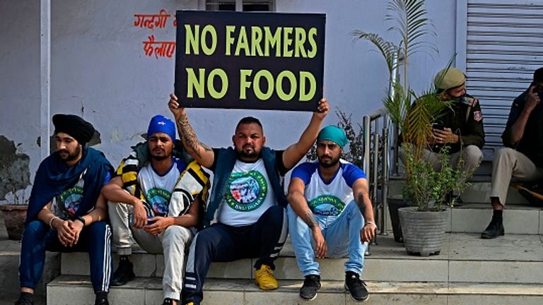 Les agriculteurs disent que les nouvelles lois vont démanteler le système de prix de soutien minimum qui leur garantit un revenu 