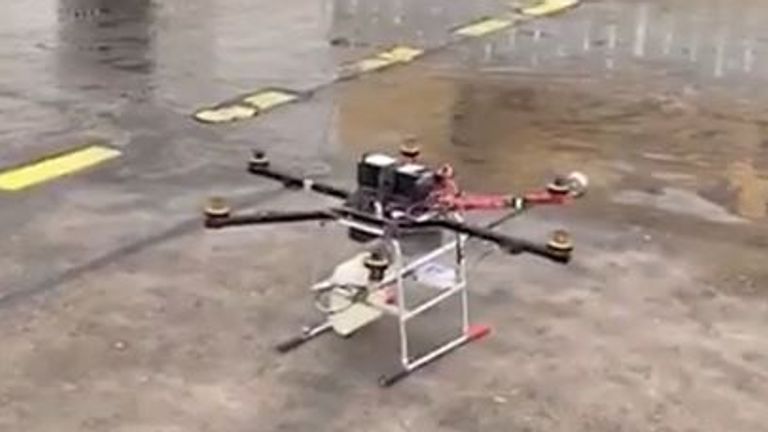 Un drone chargé d'un lance-flammes se prépare à prendre son envol