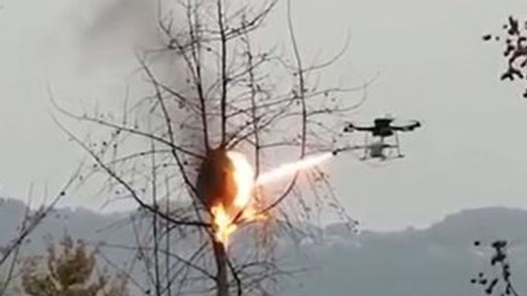 Ce drone crache du feu sur les nids de guêpes en Chine