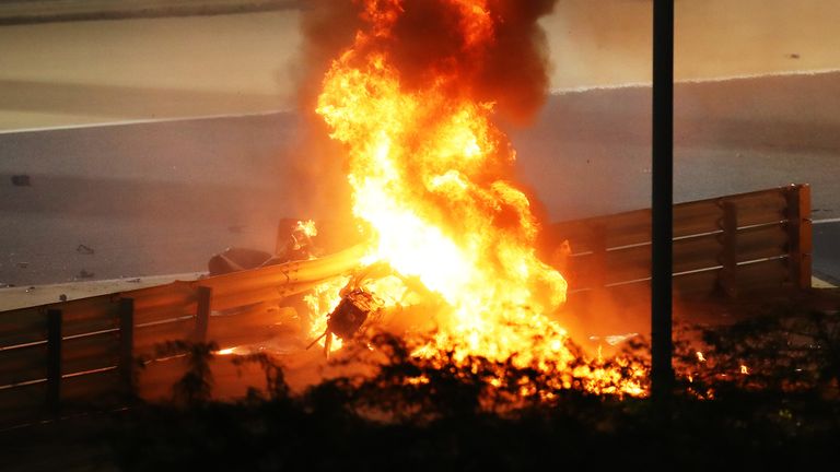 Un incendie est photographié après le crash de Romain Grosjean de France