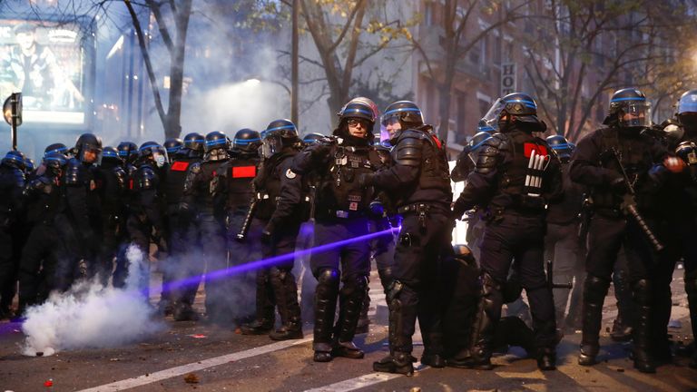 Des policiers ont rempli les rues pour faire face aux manifestants