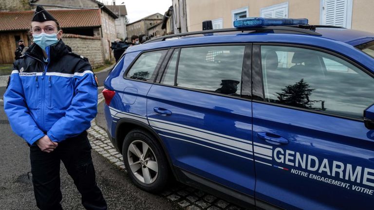   Le gendarme français regarde à côté d'une voiture de la gendarmerie à Saint-Just, dans le centre de la France, le 23 décembre 2020, après que trois gendarmes ont été tués et un quatrième blessé par un homme armé auquel ils ont été confrontés en réponse à un appel à la violence domestique.  - Le suspect, un homme de 48 ans connu des autorités pour des litiges concernant la garde d'enfants, était 