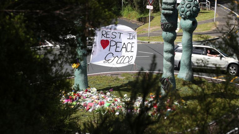 AUCKLAND, NOUVELLE-ZÉLANDE - 11 DÉCEMBRE: Les hommages floraux au rond-point de Titirangi s'agrandissent pour Grace Millane le 11 décembre 2018 à Auckland, en Nouvelle-Zélande.  Le corps de Grace Millane, 22 ans, a été retrouvé dimanche dans une section de brousse près de Scenic Drive dans les Waitakere Ranges de West Auckland, après une recherche approfondie du touriste britannique.  Elle a été vue le samedi 1er décembre à l'hôtel CityLIfe d'Auckland.  Un homme de 26 ans a comparu hier devant le tribunal de district d'Auckland