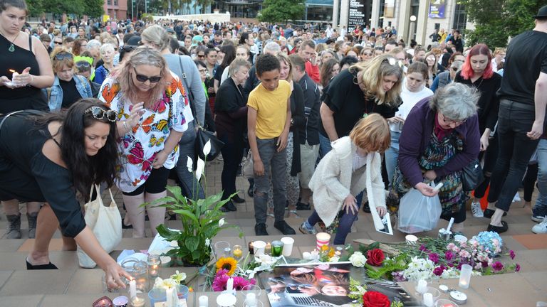 Des gens rendent des hommages lors d'une veillée pour le routard britannique Grace Millane à Wellington, en Nouvelle-Zélande, le mercredi 12 décembre 2018 (Crédit: AAP Image / Boris Jancic)