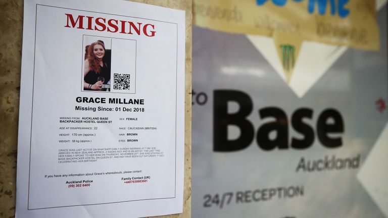 AUCKLAND, NOUVELLE-ZÉLANDE - 07 DÉCEMBRE: une affiche pour la fille britannique disparue Grace Millane est affichée à l'extérieur de la base backpackers où Grace avait séjourné le 07 décembre 2018 à Auckland, en Nouvelle-Zélande. 