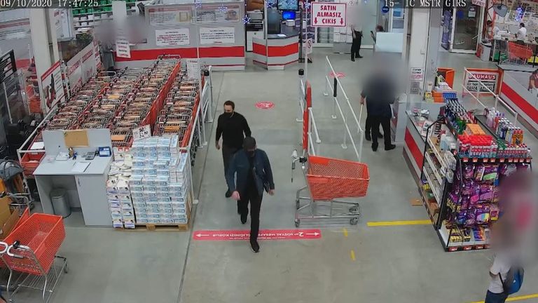Deux hommes ont été capturés sur CCTV après avoir acheté des serre-câbles dans une quincaillerie