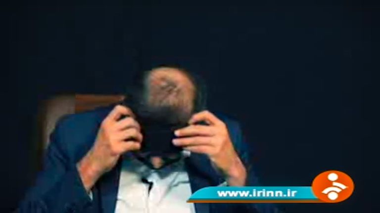 La capture d'écran de M. Habib Chaab de la télévision d'État iranienne enlevant son bandeau dans la vidéo des aveux.
