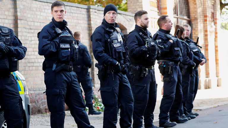 Des policiers sont alignés devant la synagogue de Halle