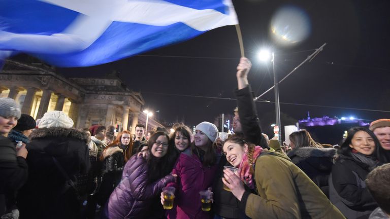 Les gens se sont réunis pour la fête annuelle de la rue Hogmanay à Édimbourg, Écosse, Royaume-Uni, le 31 décembre 2014. Hogmanay est le mot écossais pour le dernier jour de l'année, synonyme de célébration de la nouvelle année à la manière écossaise.  Photo par Guy Durand / ABACAPRESS.COM